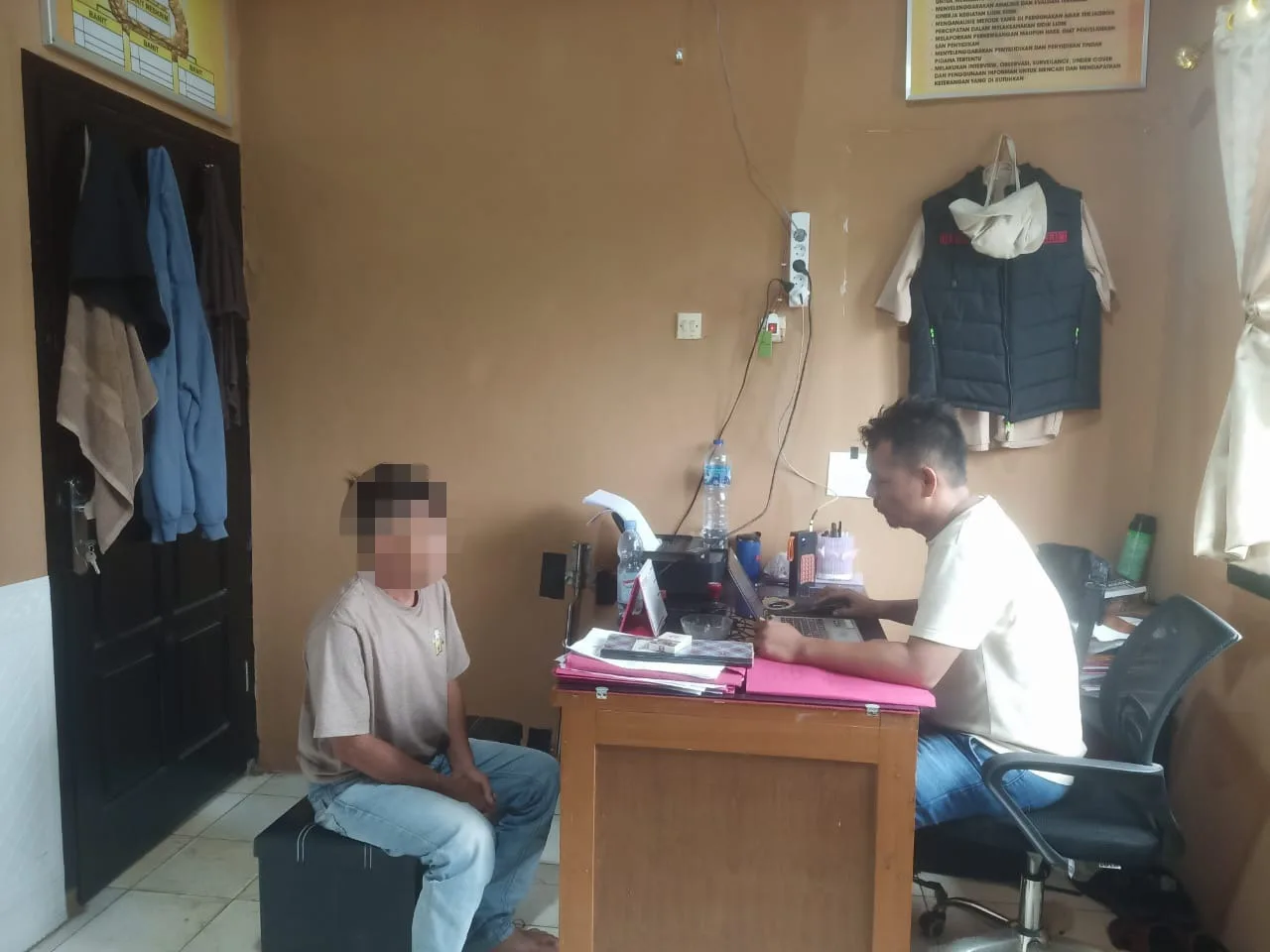 Pelaku penganiayaan mantan istri usai ditangkap polisi. (ist)