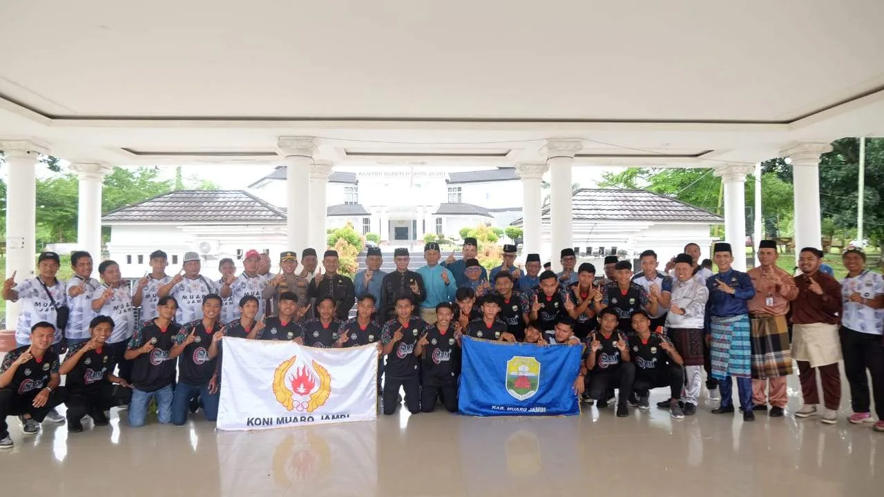 Sekda Muaro Jambi Budhi Hartono, Hadir Dalam Kegiatan Pelepasan Tim Sepak bola Muaro Jambi