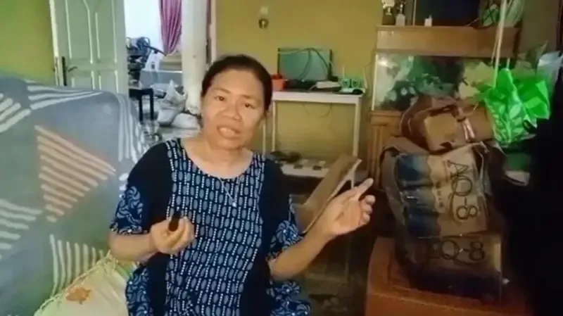 Desmayati dan keluarganya berusaha menyelamatkan barang-barang yang bisa diselamatkan.