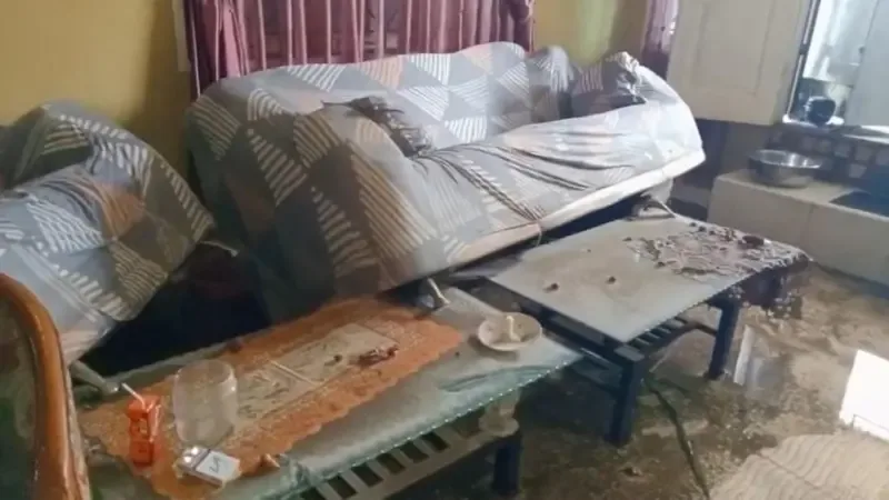 Desmayati dan keluarganya berusaha menyelamatkan barang-barang yang bisa diselamatkan.