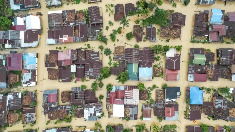 Foto udara kawasan permukiman terendam banjir di Kenali Besar, Jambi, Minggu (30/03).