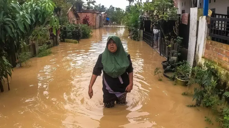 Warga menerobos banjir yang merendam jalan kawasan permukiman di Kenali Besar, Jambi, Senin (31/03). Ratusan rumah di daerah itu kembali terendam banjir akibat hujan deras selama dua jam lebih pada Senin pagi atau saat perayaan Idul Fitri 1446 Hijriah.