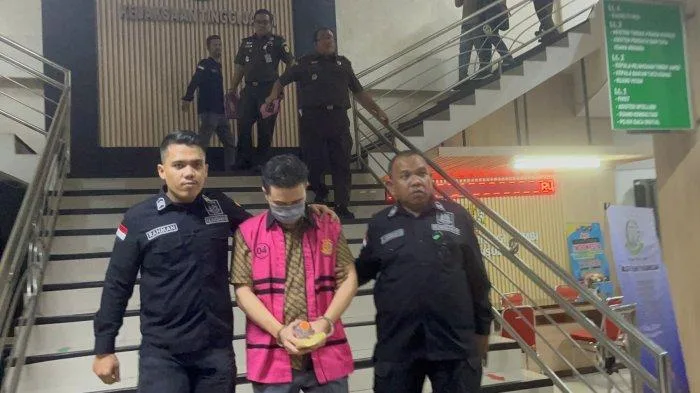 TERSANGKA KORUPSI - Kejati Jambi menetapkan dua orang petinggi perusahaan perkebunan kelapa sawit PT PAL Jambi sebagai tersangka kasus dugaan korupsi investasi dan modal Bank BNI 2018-2019. WH mantan Direktur PT PAL ditetapkan tersangka pada 14 April 2025 dan berinisial VG Direktur Utama PT PAL ditetapkan tersangka pada 15 April 2025.