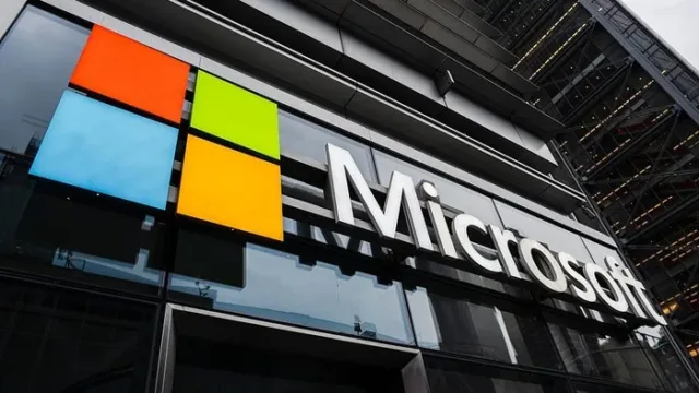 Layoff yang dilakukan Microsoft menimpa para insinyur juga. Sedihnya, mereka digantikan oleh sistem kecerdasan buatan (AI) yang mereka kembangkan sendiri. Foto: Getty Images/Craig T Fruchtman